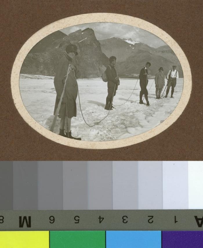 Jeunes gens en excursion sur un glacier.