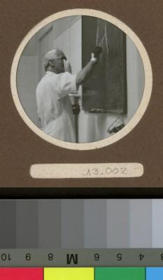 Le Dr. César Roux dessinant un croquis au tableau noir, lors d'un de ces cours dans l'auditoire de médecine.