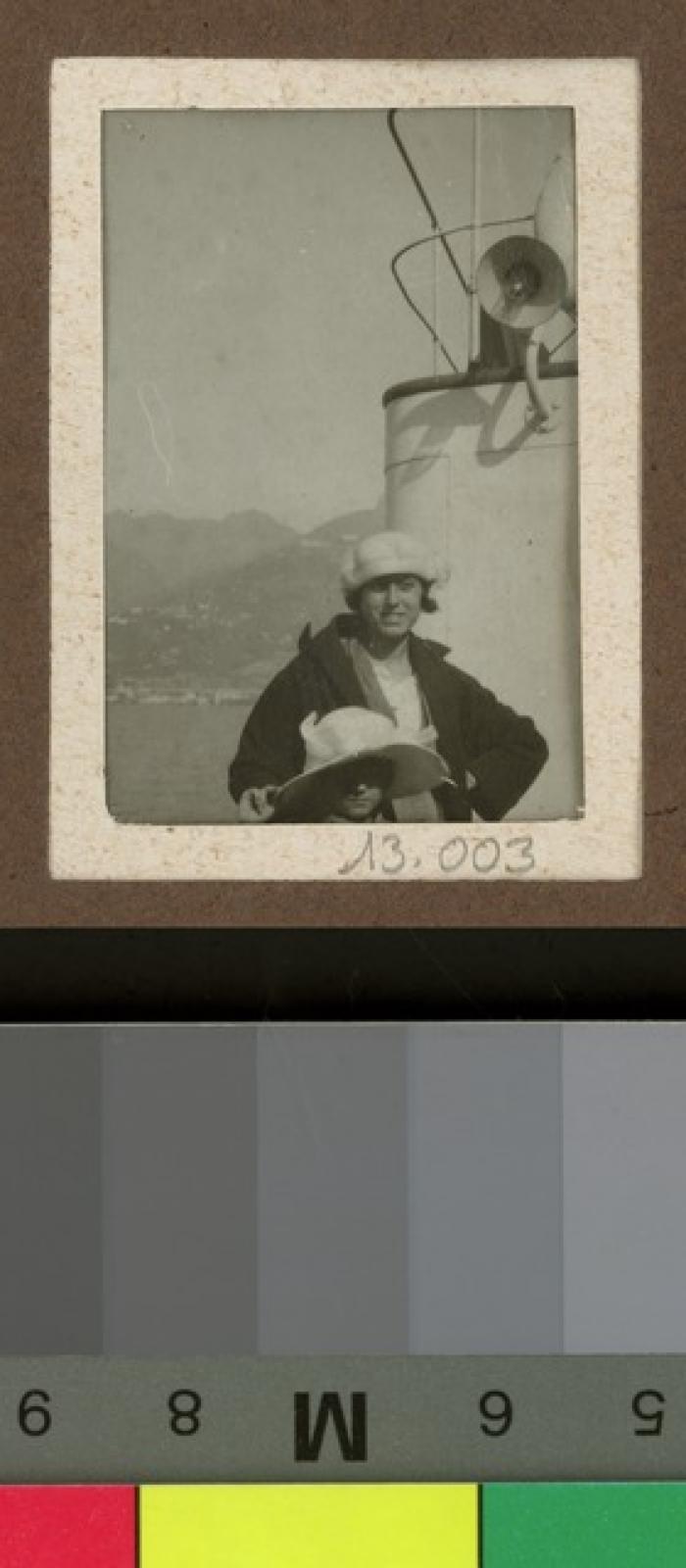 Jeunes filles sur un bateau.