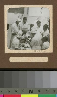 Le Dr. César Roux pratiquant une opération dans l'auditoire de médecine.