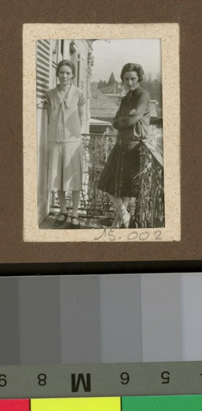 Portrait de deux femmes sur un balcon.