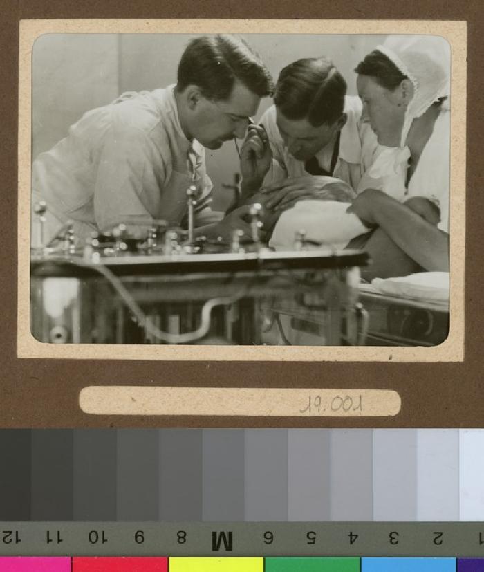 Médecins pratiquant un acte médical sur un enfant.