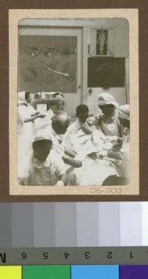 Le Dr. César Roux pratiquant une opération chirurgicale dans l'auditoire de médecine.