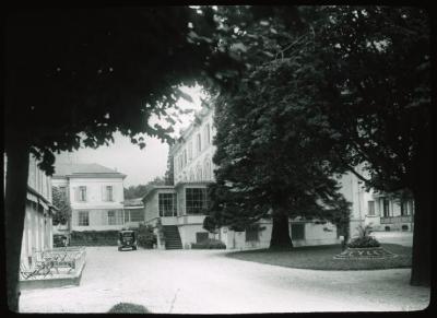 Vue sur l'entrée de l'hôtel de Lavey-les-Bains.