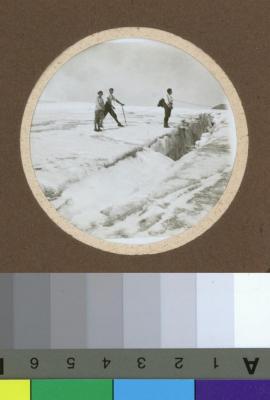 Jeunes gens sur un glacier.