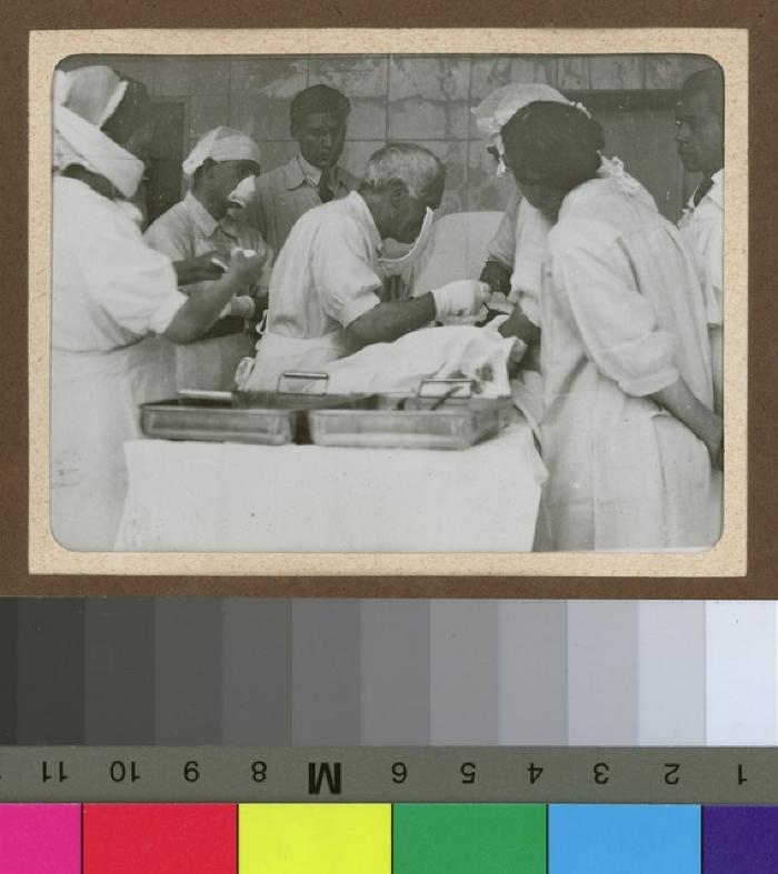 Le Dr. César Roux pratiquant une opération chirurgicale.