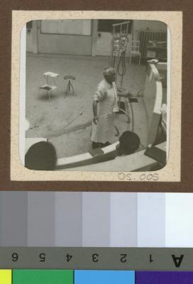 Le Dr. César Roux donnant un cours dans l'auditoire de médecine.