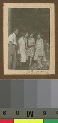 Portait de femmes et d'un homme en excursion en montagne.