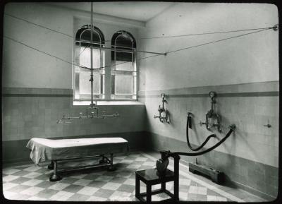 Vue sur l'intérieur du bâtiment des bains de Lavey-les-Bains. Salle dédiée aux massages.