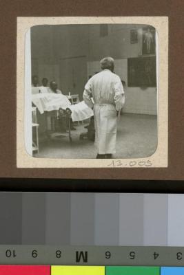 Le Dr. César Roux lors d'un de ces cours dans l'auditoire de médecine.