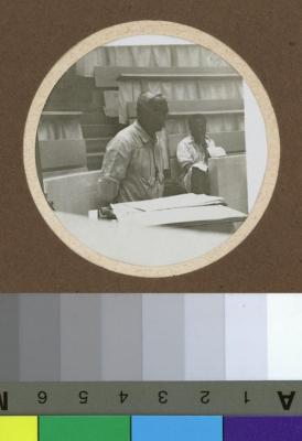 Le Dr. César Roux donnant un cours dans l'auditoire de médecine.