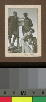 Jeunes gens en excursion à la montagne.