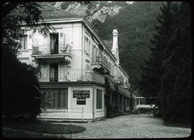 Vue sur l'hôtel de Lavey-les-Bains.