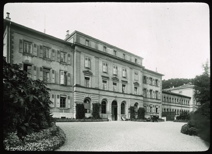 Entrée principale de l'Asile de Cery.