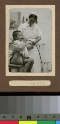 Infirmière prodiguant un soin à un enfant.