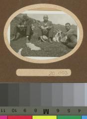 Portrait de trois hommes en excursion à la montagne.