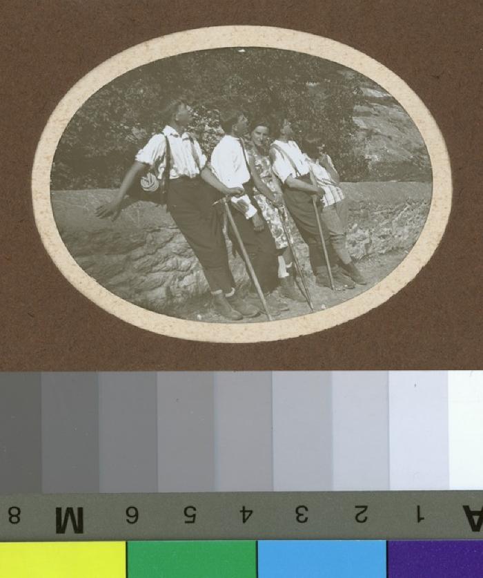 Photographie de groupe en excursion à la montagne.