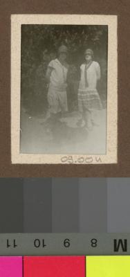 Portrait de deux jeunes filles dans un jardin.