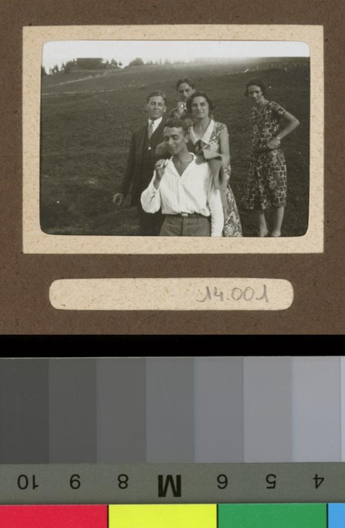 Jeunes gens en excursion.