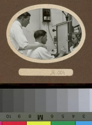 Médecins faisant une radiographie à une fillette.