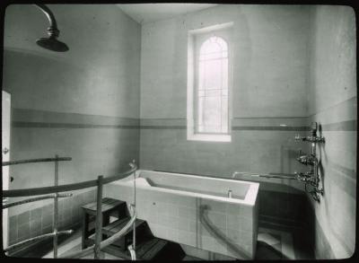 Vue sur l'intérieur du bâtiment des bains de Lavey-les-Bains. Salle dédiée aux bains et à la douche.