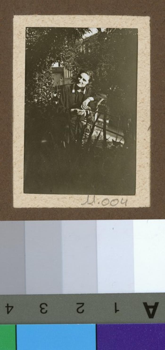 Portrait d'une jeune femme dans un jardin.