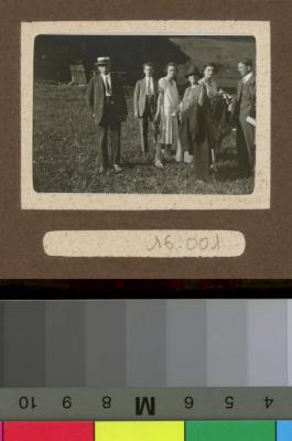 Portrait d'hommes et femmes lors d'une excursion en montagne.