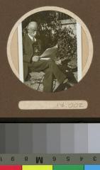 Portait d'un homme lisant son journal.