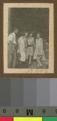 Portait de femmes et d'un homme en excursion en montagne.