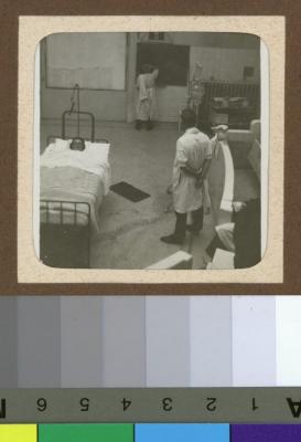 Le Dr. César Roux donnant un cours dans l'auditoire de médecine.