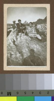 Photographie de groupe en excursion à la montagne.