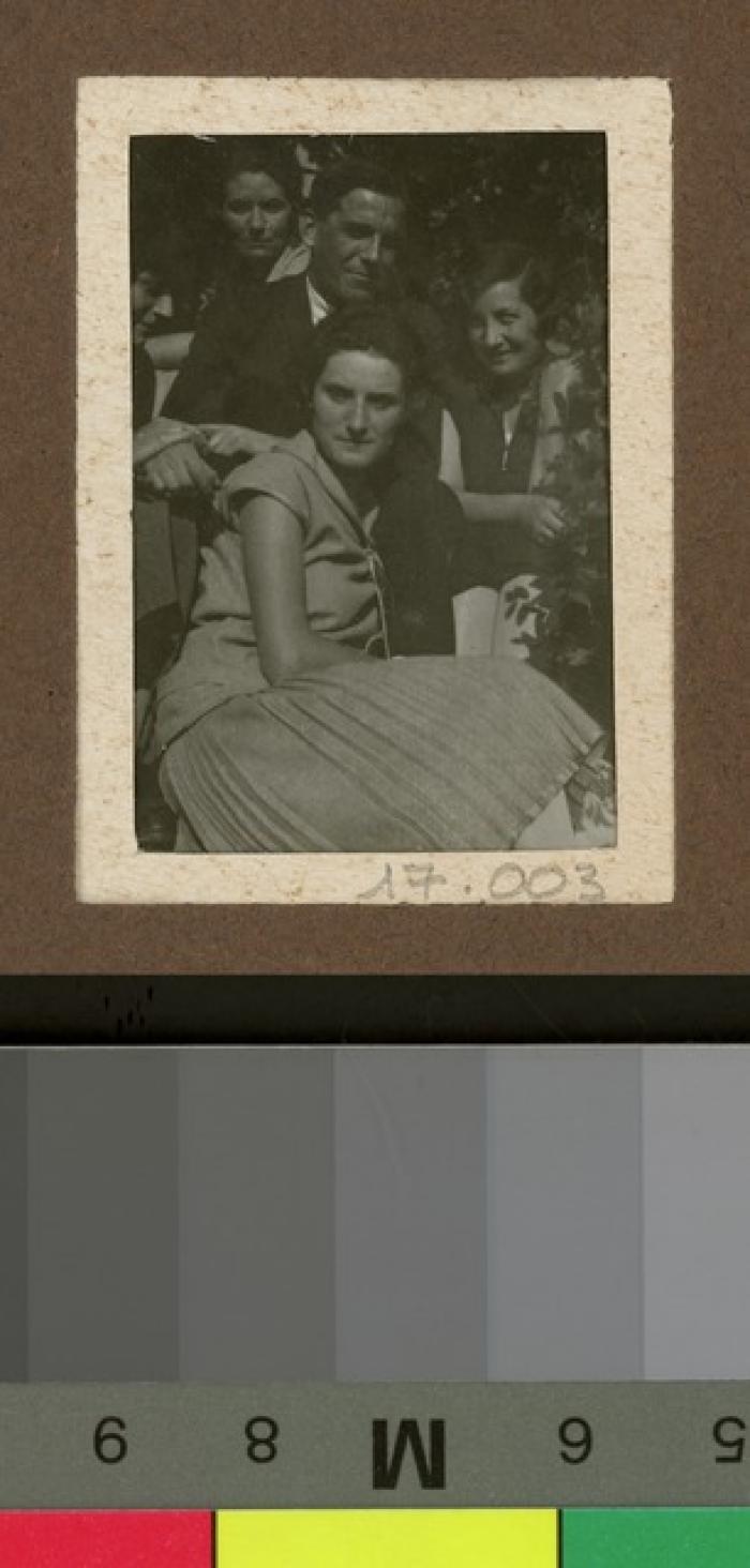 Portait d'hommes et de femmes.