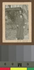 Portait d'une femme dans un jardin.