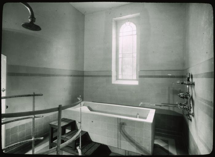 Vue sur l'intérieur du bâtiment des bains de Lavey-les-Bains. Salle dédiée aux bains et à la douche.