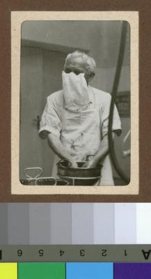 Le Dr. César Roux se lavant les mains lors d'une intervention chirurgicale.