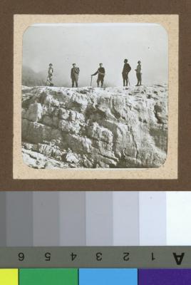 Jeunes gens en excursion sur une montagne.