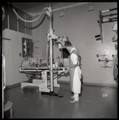 Service de radiologie: division de radiodiagnostic, salle d'examen.