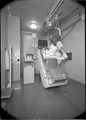 Appareil de radiologie: appareil de scaphie et téléviseur.