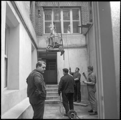 Appareil de radiologie: BETATRON. Chargement de la bombe Cobalt