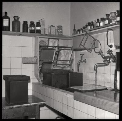 Hôpital cantonal: service de radiologie, laboratoire de photographie.