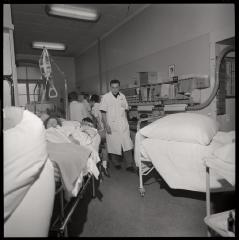 Service de radiologie: division de radiodiagnostic, salle d'examen.