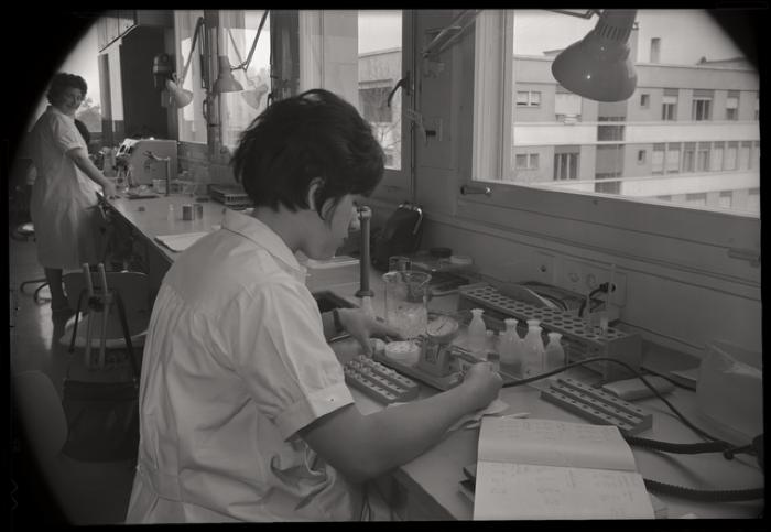 Bâtiment des laboratoires (rue du Bugnon 27): laboratoire central.