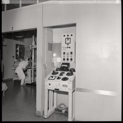 Service de radiologie: division de radiodiagnostic, salle d'examen.