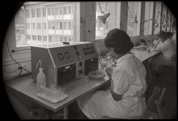 Bâtiment des laboratoires (rue du Bugnon 27): laboratoire central.