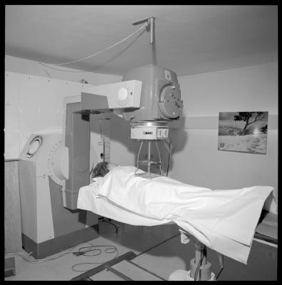 Appareil de radiologie: bombe Cobalt avec patient.