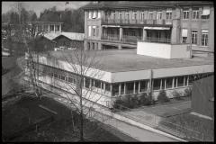 Pavillon des prématurés: vue extérieure des façades sud et est. Au fond, la maternité.