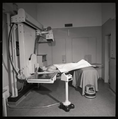 Hôpital cantonal: service de radiologie, salle de tomographie.