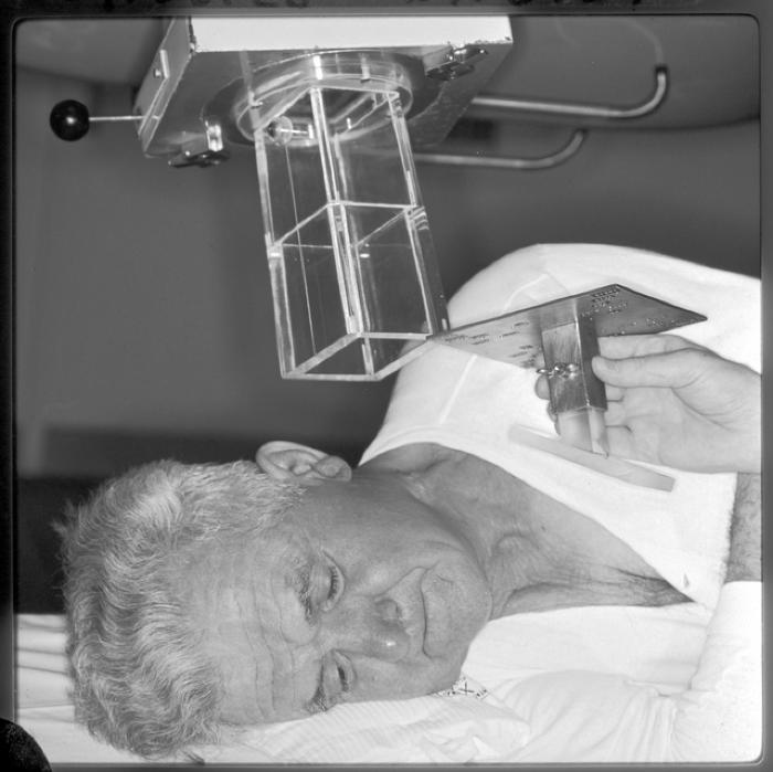 Appareil de radiologie: BETATRON avec patient.