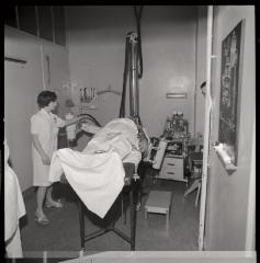 Service de radiologie: division de radiodiagnostic, salle d'examen.