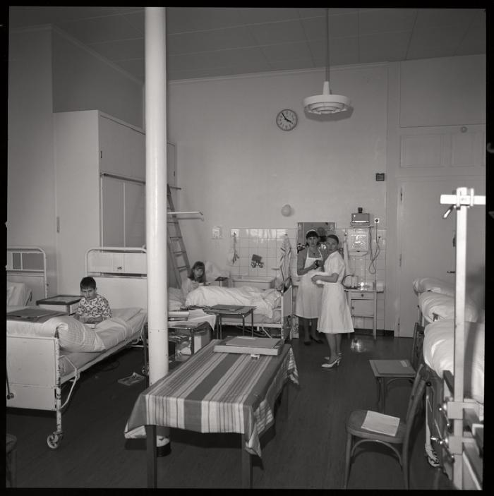 Hôpital cantonal: chambre de chirurgie infantile.